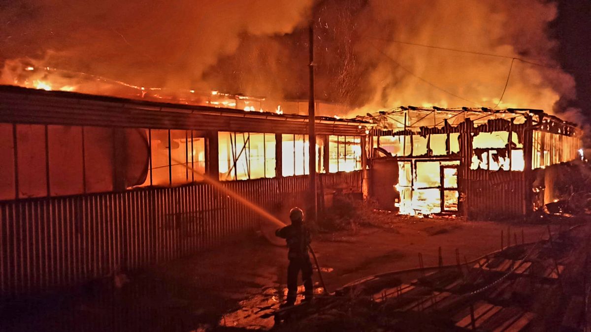 Hasiči zachránili při požáru v Jindřichově Hradci výrobní halu za 50 milionů